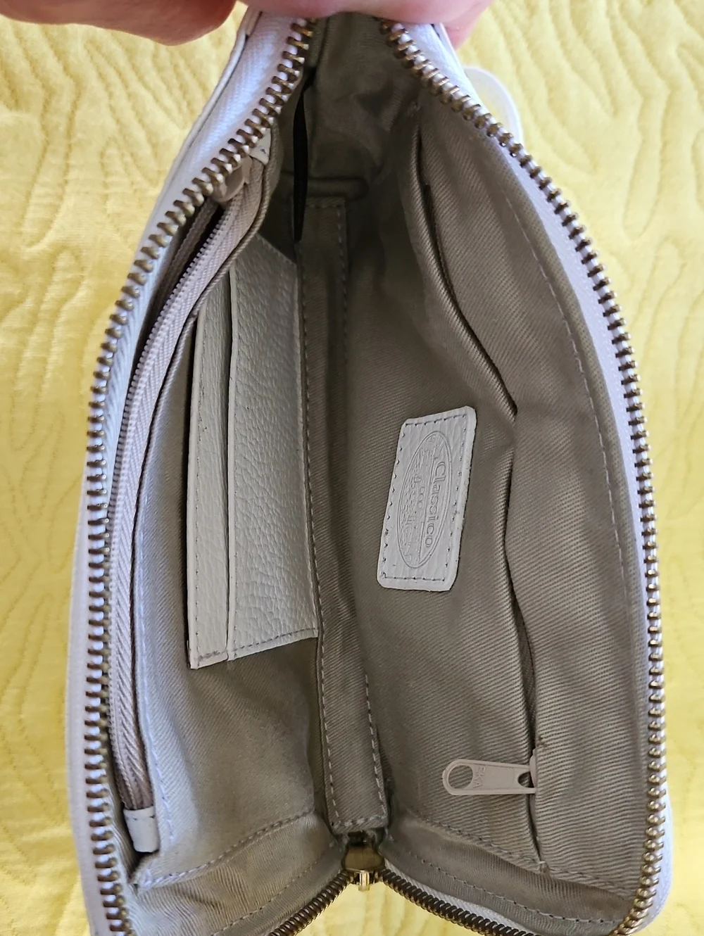 CLASSICO Off White Pebbled Vegan Wristlet NWOT